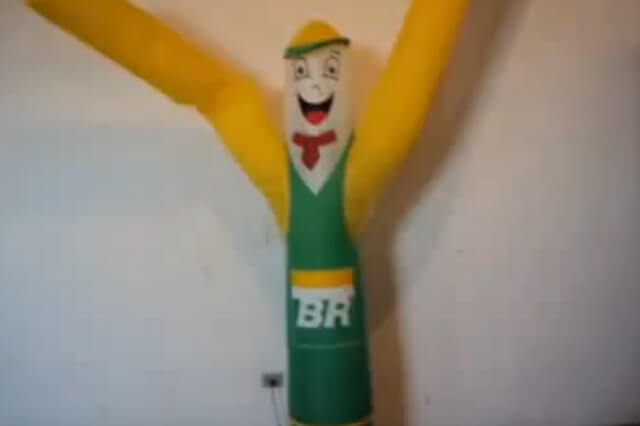 Vídeo Boneco de posto porsonalisado